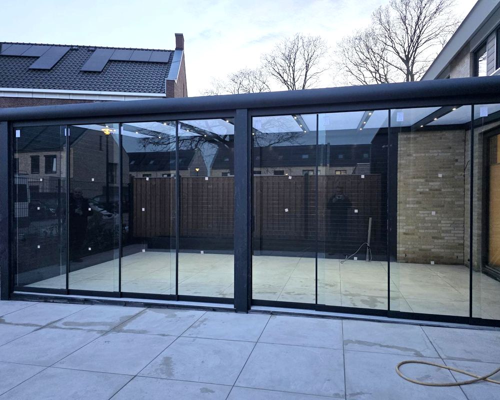 Veranda met glazen schuifwanden aan een woning