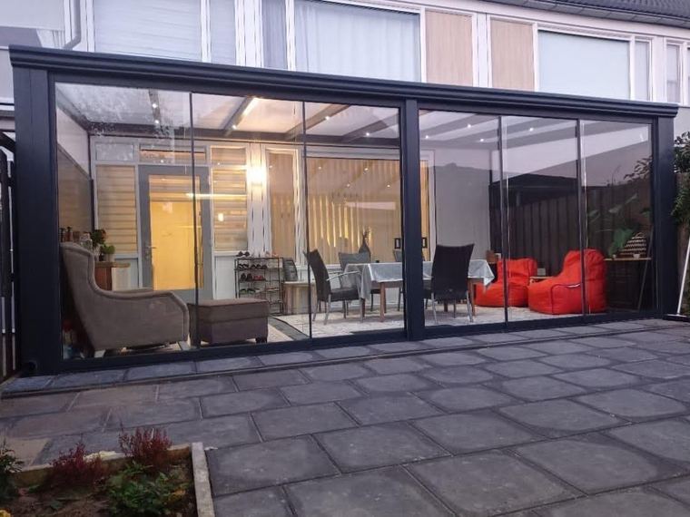 Ingerichte veranda met zithoek