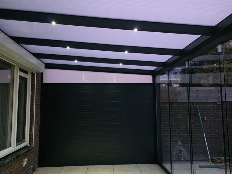 Veranda met inbouwverlichting in het dak