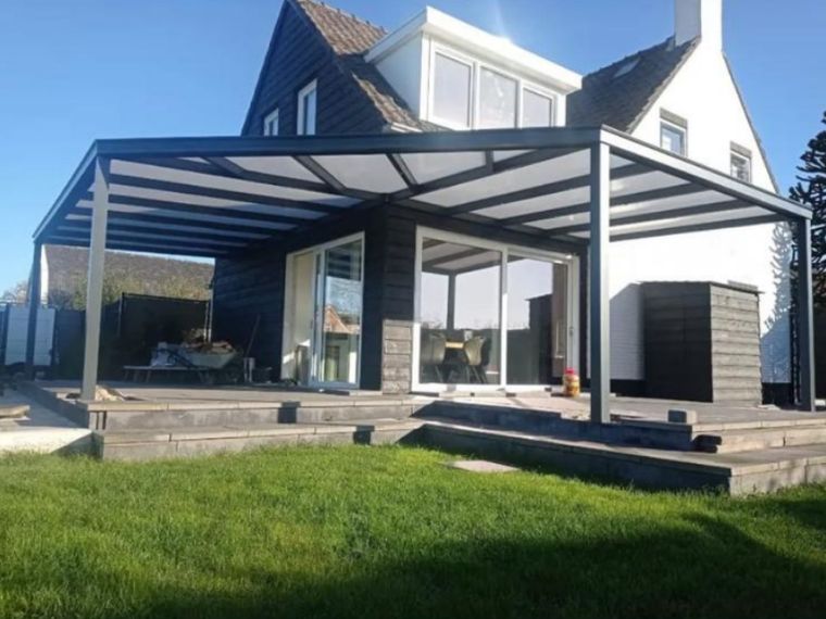 Terrasoverkapping met glazen dak aan een woning
