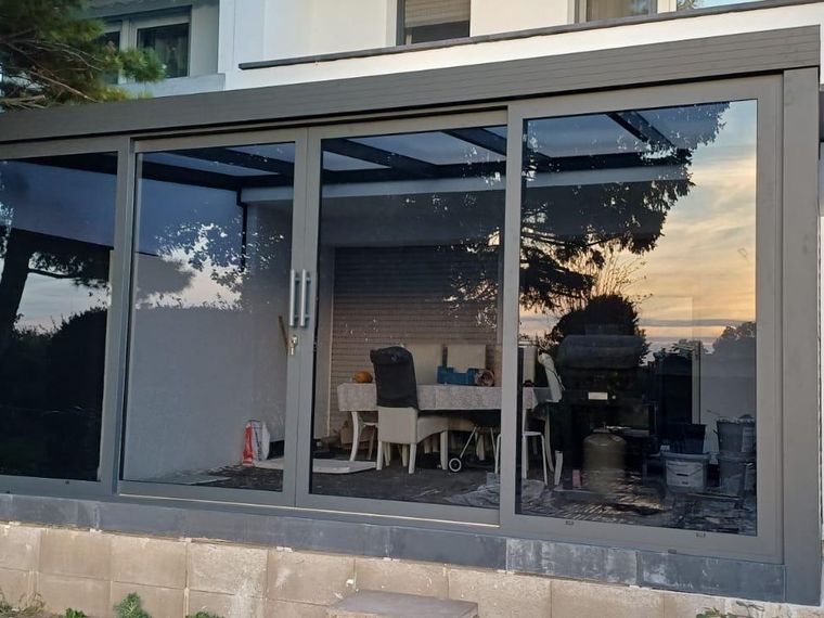 Veranda met glazen schuifwanden